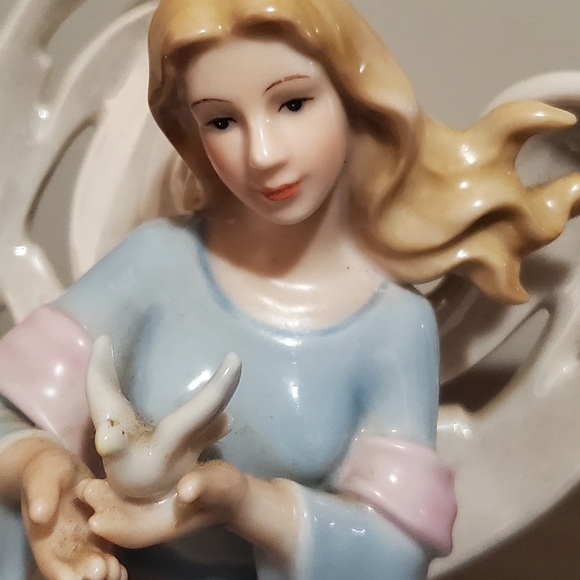 Heavenly Touch porcelain Angel Figurine - Picture 3 of 10